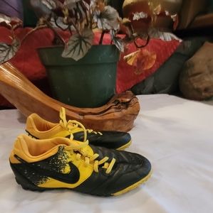 Nike Bomba 5 yellow and black 5.5 y